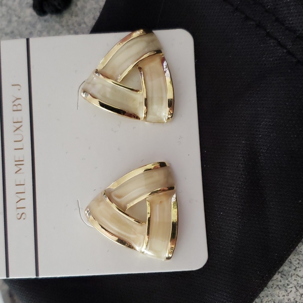 Nwt Pair of faux opal pearl earrings studs